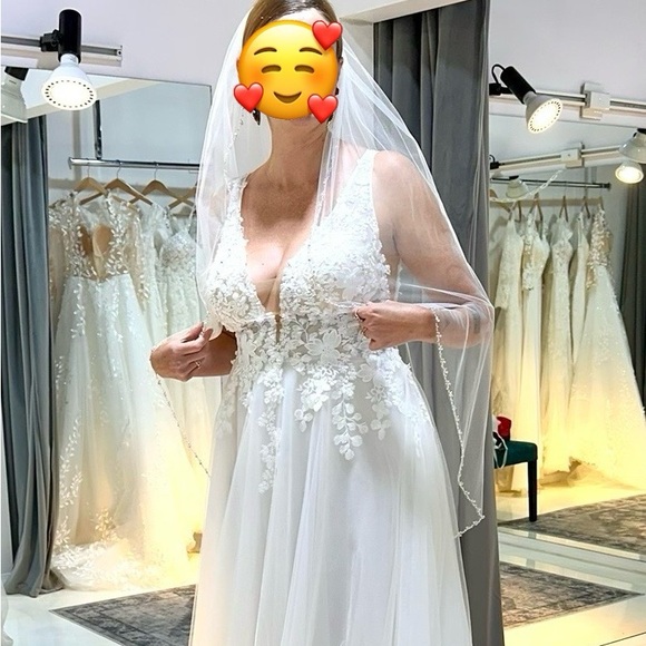 Elegant White Bridal Veil - Picture 2 of 6